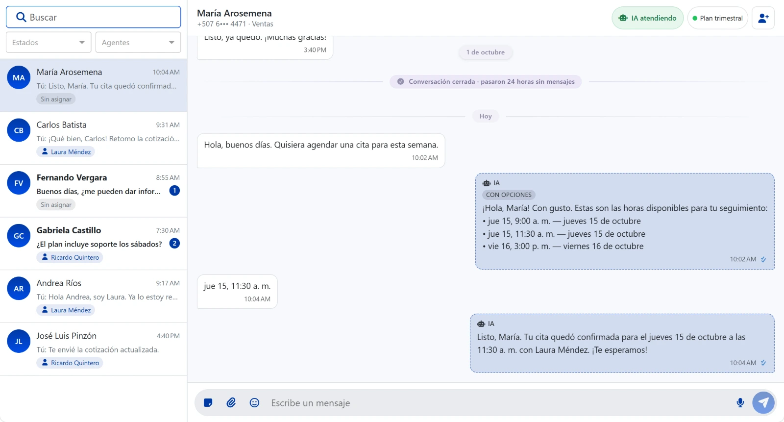 La bandeja con seis conversaciones de la línea Ventas, dos con mensajes sin leer. Abierta, la de María Arosemena: pide una cita, la IA le ofrece tres horas en una lista de opciones, ella escoge el jueves 15 a las 11:30 y la IA se la confirma.